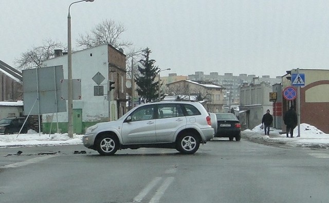 Po zderzeniu z fiatem toyota stanęła na środku skrzyżowania ulic Południowej i Wiejskiej.