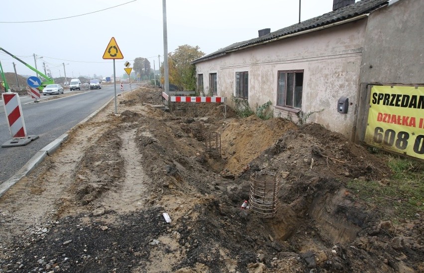 Na ul. Brzezińskiej stawiają ekrany pod oknami