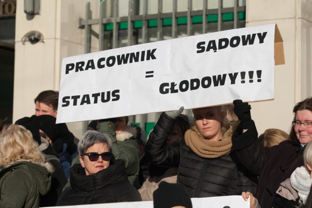Przez Polskę  przetoczyły się fale protestów. Sądowi urzędnicy wychodzili przed placówki. Na zdjęciu protest w Gdyni