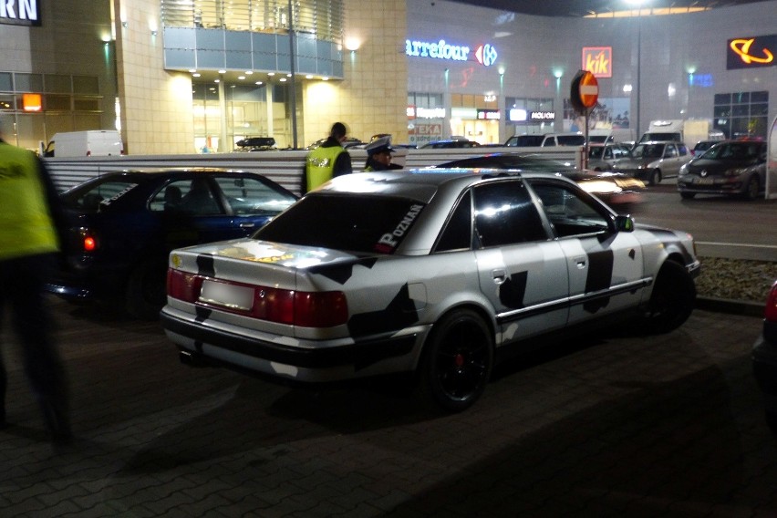 Policja okrążyła Galerię Pestka. Kontrolowano kierowców...