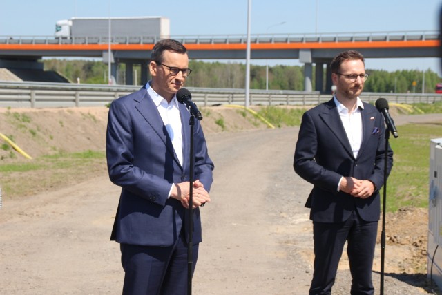 W Kamieńsku premier Mateusz Morawiecki otworzył oficjalnie autostradę A1. Obok minister rozwoju, łódzki poseł Waldemar Buda. Więcej na kolejnych zdjęciach