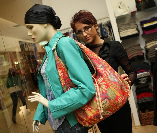 Kinga Kubicz ze sklepu Go Styl prezentuje jedną z toreb modnych w tym sezonie.
