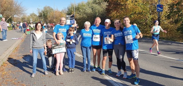 Przemysław Siebert (w środku) wraz z rodziną i znajomymi podczas poznańskiego maratonu