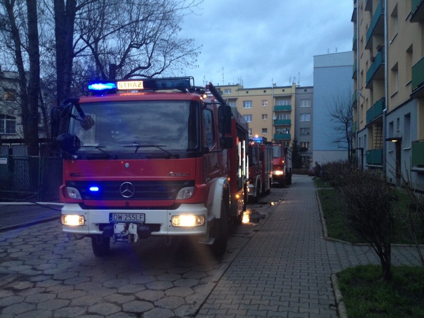 Wrocław: Pożar hali sportowej przy ul. Gwarnej (ZDJĘCIA)