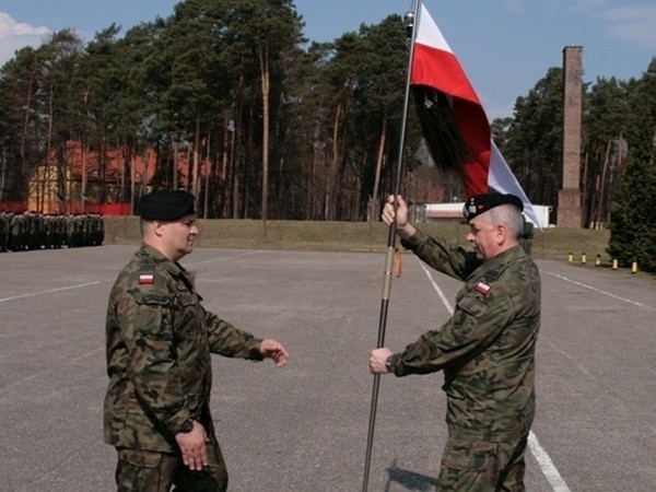 Dowódca batalionu ppłk Rafał Miernik (z lewej) odebrał buńczuk z rąk dowodzącego Czarną Dywizja gen. dyw. Janusza Adamczaka