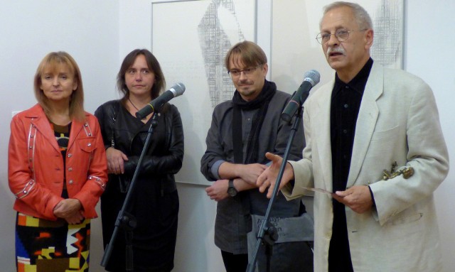 Szef buskiej Galerii Zielona, Bogdan Ptak, powitał na czwartkowym wernisażu autorów wystawy "Translacje" (od lewej): Małgorzatę Bielecką, Katarzynę Ziołowicz i Rafała Urbańskiego.