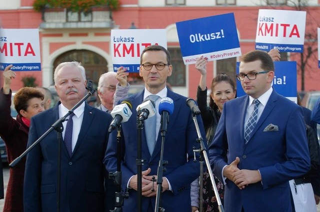 Łukasz Kmita (z prawej) może liczyć na wsparcie premiera Morawieckiego