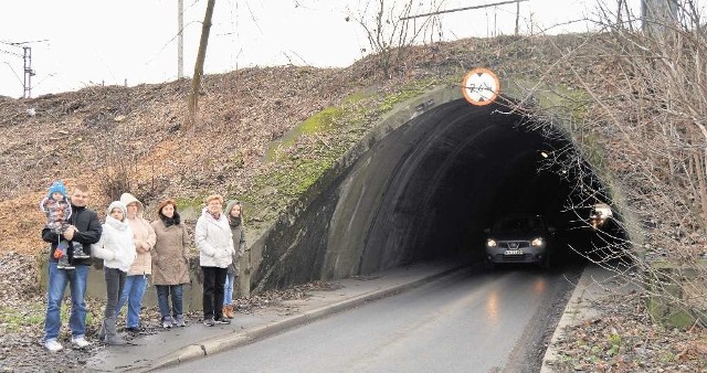 Tym ciemnym i niebezpiecznym tunelem mieszkańcy muszą przedostawać się d o sąsiedniego osiedla, bo nie mają autobusu