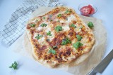 Fenomenalna pizza Margherita. Sprawdź tradycyjny przepis na chrupiące brzegi i cienki spód. Świetna propozycja na Międzynarodowy Dzień Pizzy