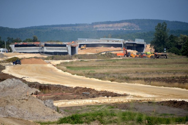 Na sporym odcinku nowo budowanej trasy S7 położono dopiero podbudowę pod nawierzchnię asfaltową.