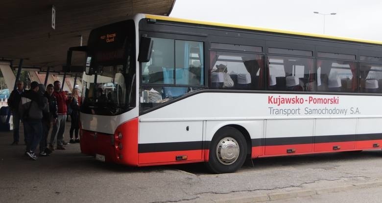 Kujawsko-Pomorski Transport Samochodowy wozi pasażerów po...