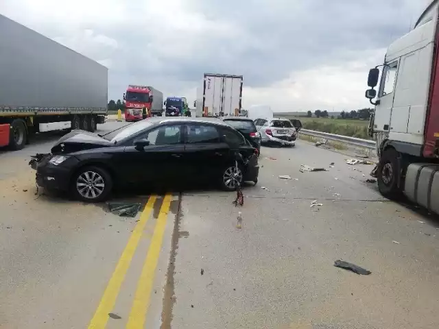 Na autostradzie A1 w Hucie Porajskiej (gm. Kamieńsk) zderzyło się pięć samochodów