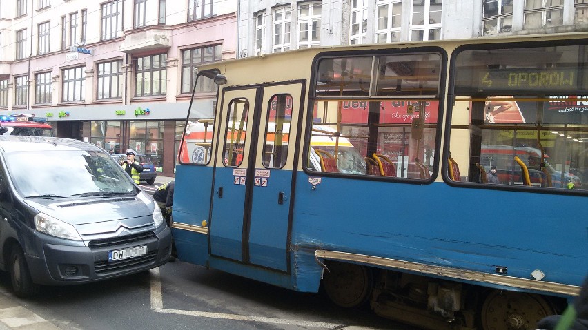 Wrocław: Wypadek na Krupniczej. Tramwaj wykoleił się i uderzył w samochody. Są ranni (ZDJĘCIA, FILM)