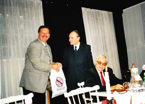 Maciej Pruszyński (siedzi) w towarzystwie działaczy Śl.ZKosz. Tadeusza Sajdy (z lewej) i Andrzeja Kuczyńskiego.