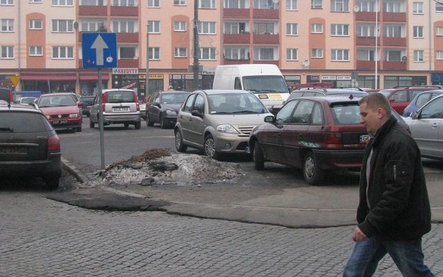 Zwały śniegu blokują miejsca parkingowe.