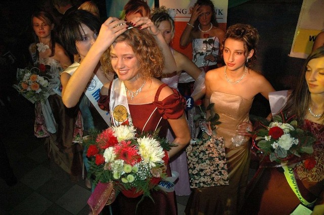 Od piątku w powiecie króluje nowa Miss Polonia Ziemi Krapkowickiej. Zostala nią 22-letnia Justyna Cichon z Chrząstowic. Miss dekoruje Malwina Ratajczak, Miss Polonia 2005.