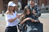 Dziewczyny ścięły włosy na peruki dla kobiet chorych na raka! Akcja na Rynku w Żorach GALERIA ZDJĘĆ