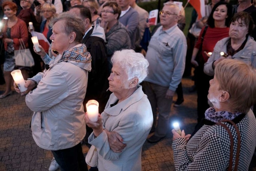 Skromna demonstracja KOD-u na placu Wolności [ZDJĘCIA]