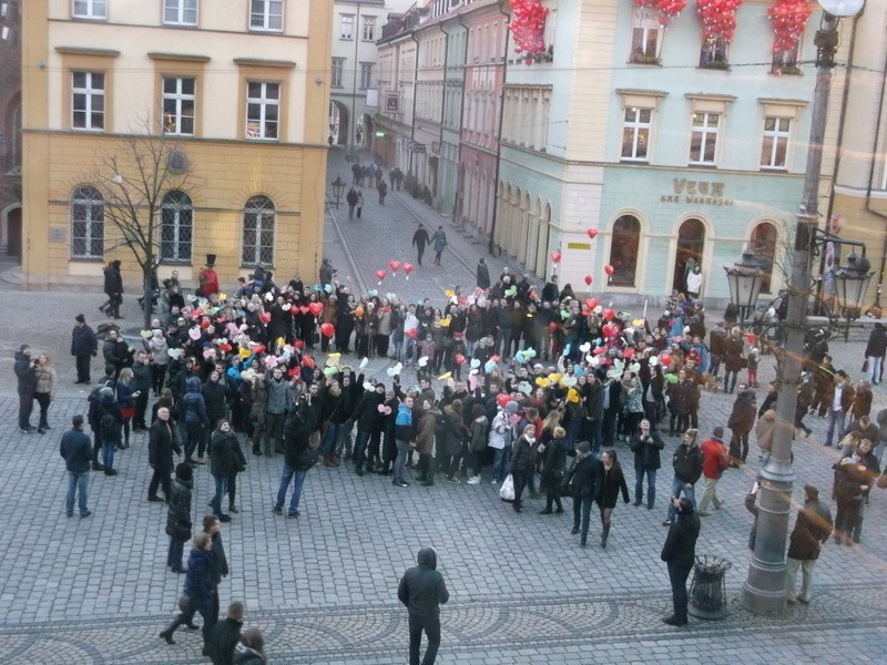 Wrocław: Ogromne serce - walentynka na Rynku (ZDJĘCIA)