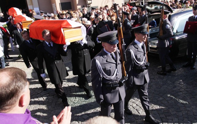 Członkom załogi prezydenckiego samolotu towarzyszyła w ostatniej drodze kompania reprezentacyjna sił powietrznych.