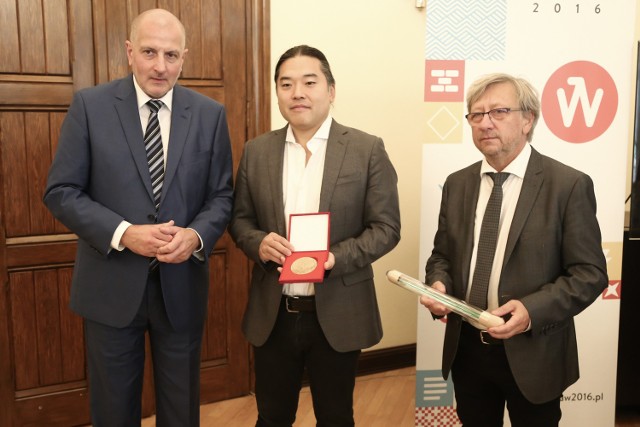 19.09.2016 wroclawtateo nakajima otrzymal od prezydenta wroclawia medal z podziekowaniami za prace przy nfm. tateo nakajima jest akustykiem i odpowiadal za dzwiek w sali koncertowej nfmgazeta wroclawskapawel relikowski / polska press