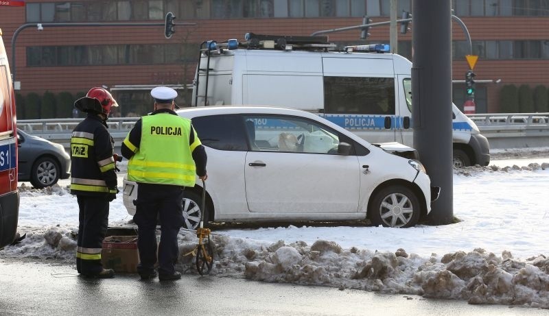 Wypadek przed szpitalem im. WAM. W zderzeniu samochodów ucierpiały dwie osoby [zdjęcia]