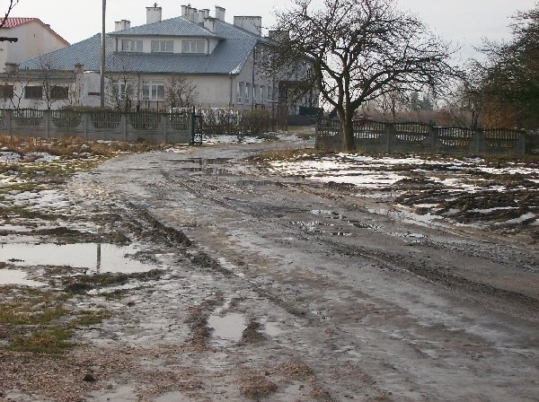 Dzieci w Rozwadach chodzą do szkoły po rozjeżdżonej drodze, ale niedługo zostanie tu położony asfalt.