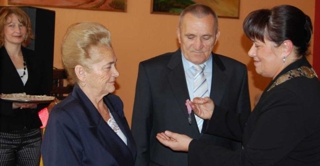 Krystyna Kielisz, burmistrz Opatowa wręcza medal