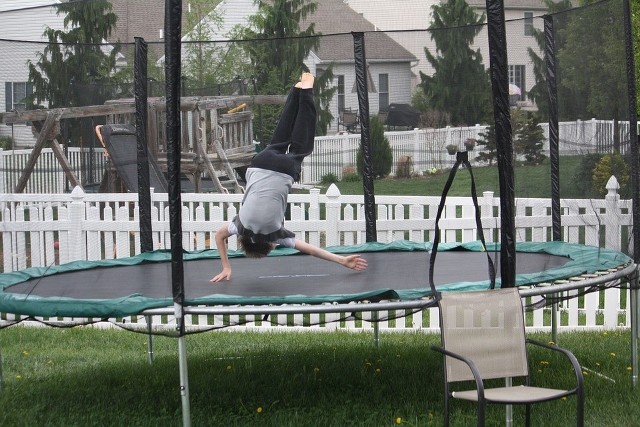 TrampolinaTrampolina ogrodowa to pomysł na dobrą zabawę i na gimnastykę. W ruch idą przecież wszystkie części ciała.