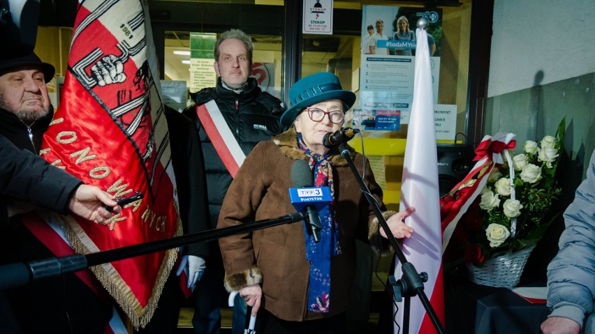 Białystok. Odsłonięto tablicę upamiętniającą działaczy białostockiej Solidarności. Przed 40. rocznicą wprowadzenia stanu wojennego