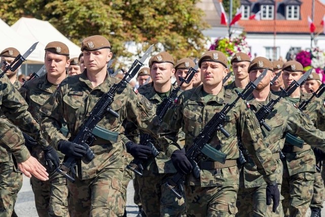 W Święto Wojska Polskiego prezydent Andrzej Duda podziękuje żołnierzom za zaangażowanie