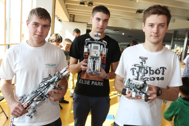 Marcin Markowski, Dawid Nowicki i Joachim Jakubas, uczniowie technikum w Połańcu tłumaczyli jak się buduje roboty i pokazywali te, które samo stworzyli.