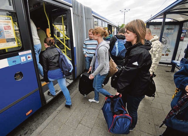Niektórzy pasażerowie potrafią wnieść do autobusu nie tylko torby i walizki, ale także pralki i meblościanki