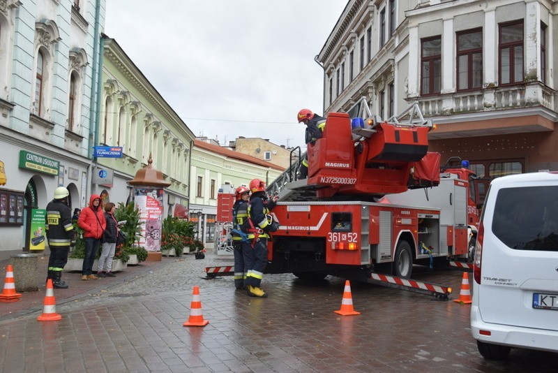 Tarnów. Silny wiatr mocno daje się we znaki. Strażacy mają sporo pracy