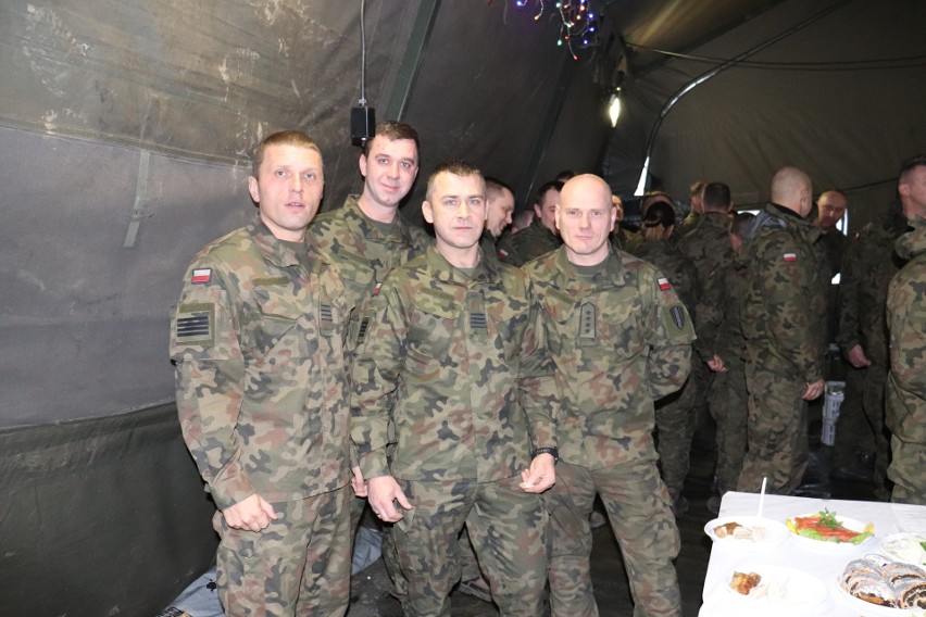 Żołnierze 12 Brygady Zmechanizowanej "Błękitnej" spędzają święta na posterunkach, ale podzielili się opłatkiem 