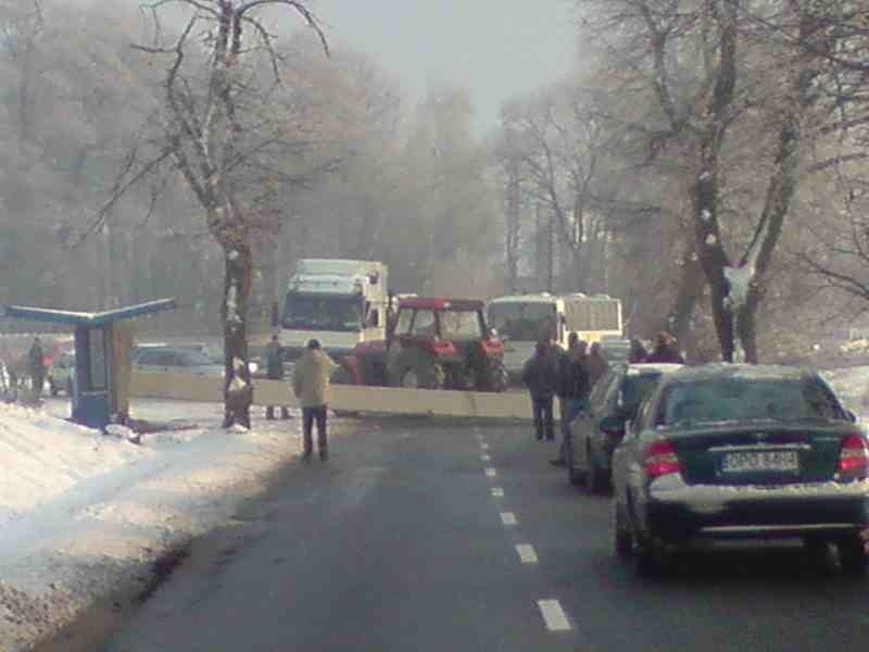 Betonowy slup spadl z przyczepy na trasie Opole - Przywory.