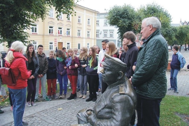 Niemieccy i polscy uczniowie przy pomniku Józefa Szejka na przemyskim Rynku.