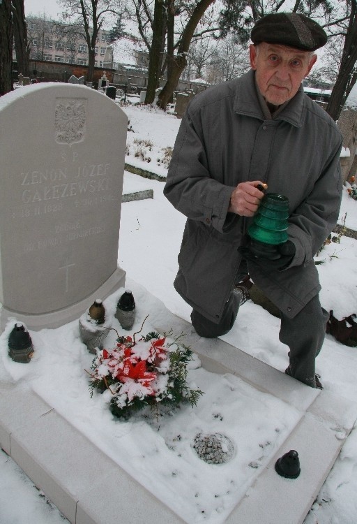 - Zenek Gałężewski miał 17 lat, kiedy zabiła go niemiecka bomba. Znałem go osobiście. Bardzo dobrze, że jego mogiła została odnowiona - mówi Bolesław Cenkier z Międzychodu.