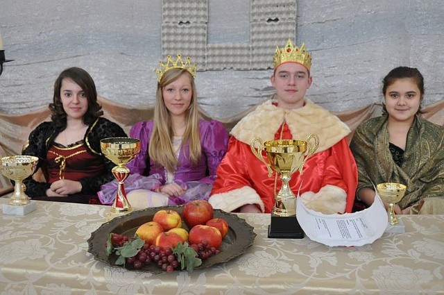 W zeszłym roku rolę króla odgrywał Cezary Kruszyna, królowej &#8211; Karolina Toborek, dam dworu &#8211; Ola Michalska i Jola Janus.
