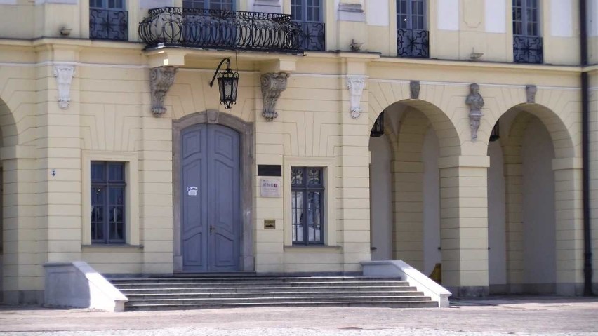 Wejście główne do pałacu.