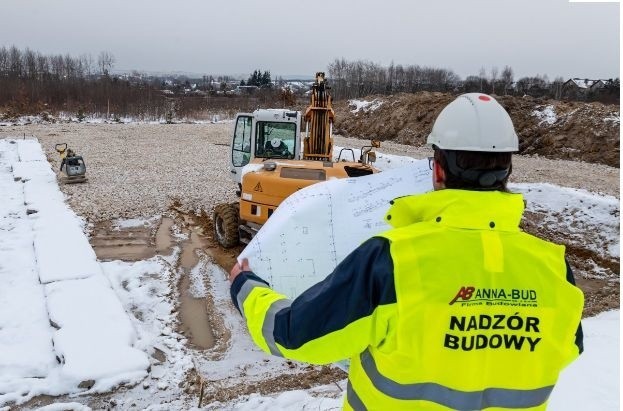 Budowa Kampusu Głównego Urzędu Miar w Kielcach ruszyła z kopyta. Wjechały maszyny, lada dzień pojawią się dźwigi [ZDJĘCIA Z DRONA]