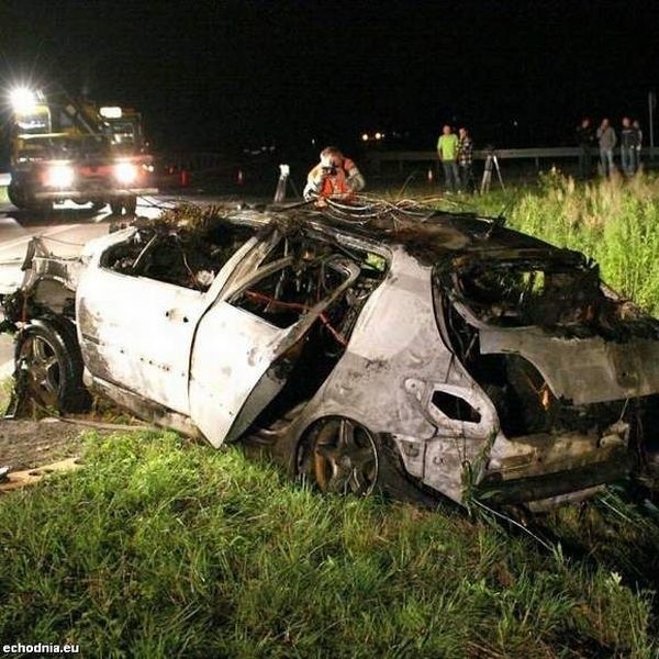 Tyle zostało z samochodów, w których zginęło pięcioro młodych ludzi. Do tragedii doszło 6 lipca w Suchorzowie.