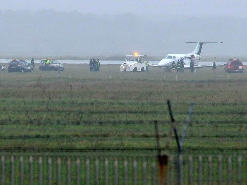 Problem z lądowaniem na lotnisku w Bydgoszczy. Samolot nie zdążył wyhamować [zdjęcia]