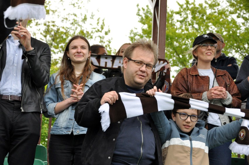 13.05.2023, Kraków: kibice na meczu II ligi piłkarskiej...