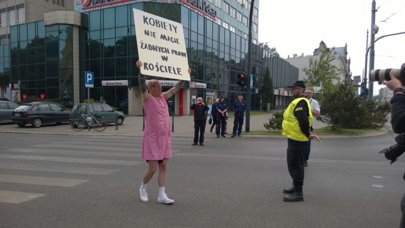 BOŻE CIAŁO 2016. Człowiek Motyl walczy o prawa kobiet [ZDJĘCIA]