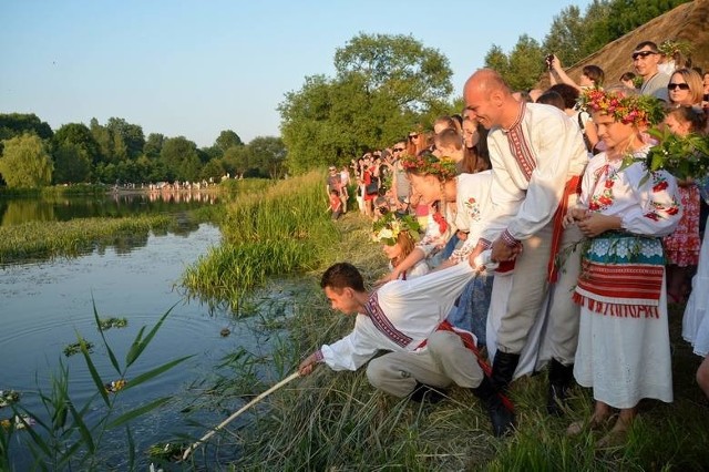 W Skansenie - Noc ŚwiętojańskaNoc świętojańska to najkrótsza noc w roku. W lubelskim skansenie goście obejrzą widowisko obrzędowe, któremu towarzyszyć będzie barwny korowód, puszczanie po wodzie wianków oraz ognisko sobótkowe. Nie zabraknie warsztatów, opowieści, konkursów czy też zabaw dla dzieci i dorosłych.Piątek, Muzeum Wsi Lubelskiej, al. Warszawska 96, godz. 18.00, wstęp wolny