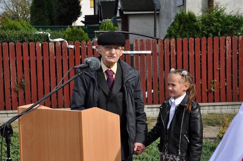 Tablicę na murze dawnej mleczarni odsłonił Kazimierz Nosal...