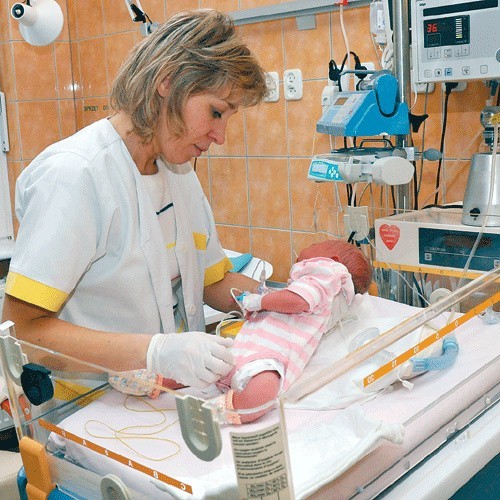 Pielęgniarka oddziału intensywnej terapii dziecięcej koszalińskiego szpitala, Jolanta Langner, opiekuje się noworodkiem, który jest w inkubatorze otwartym ufundowanym przez fundację Jurka Owsiaka. taki inkubator kosztuje ok. 60 tys. złotych.