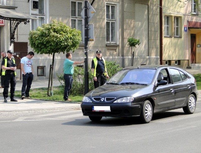 W piątek, przed godziną 11 renault megane potrąciło starszą kobietę na przejściu dla pieszych na ulicy Sienkiewicza. Pierwszej pomocy udzielili poszkodowanej strażnicy miejscy.