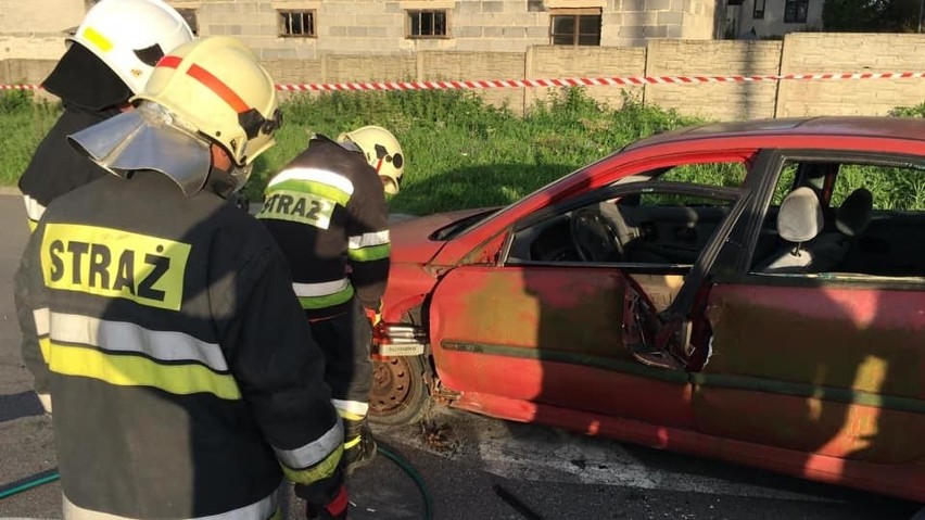 Strażacy z OSP Jangrot ćwiczyli metody uwalniania osób uwięzionych w rozbitych autach